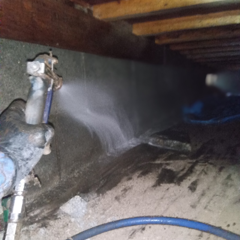 地面にシロアリ駆除剤を散布