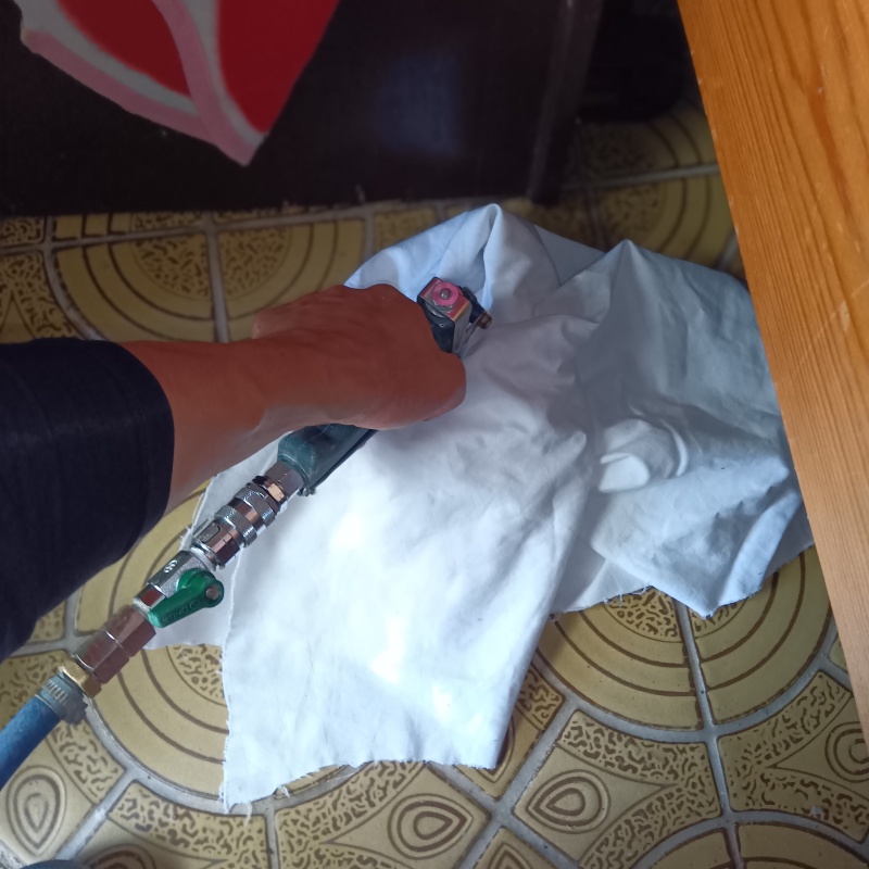 玄関床に穴を開けてシロアリ駆除剤を注入