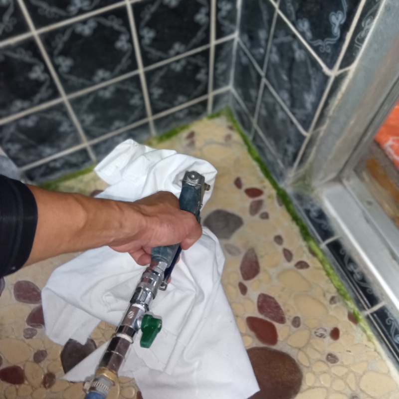 浴室床に穴を開けてシロアリ駆除剤を注入