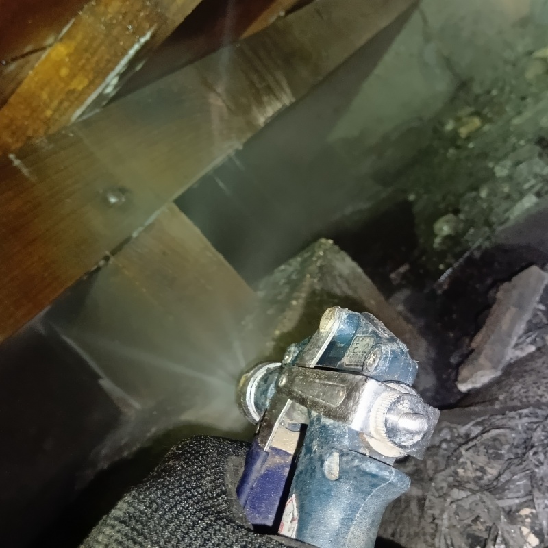 床下木材にシロアリ駆除剤を散布