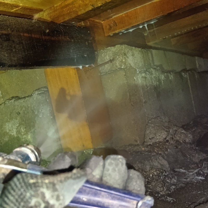 基礎にシロアリ駆除剤を散布