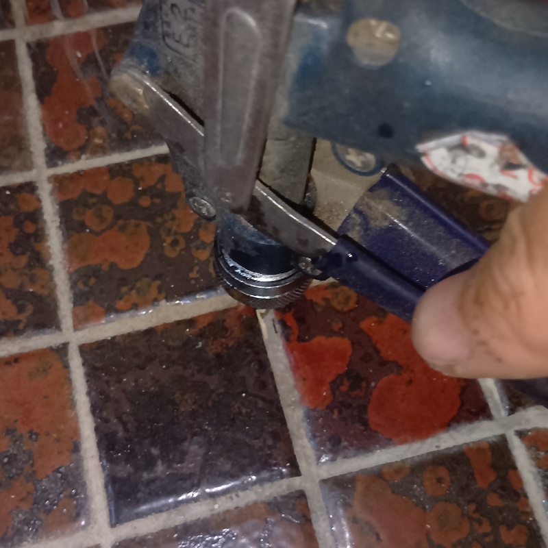 玄関床に穴を開けてシロアリ駆除剤を注入