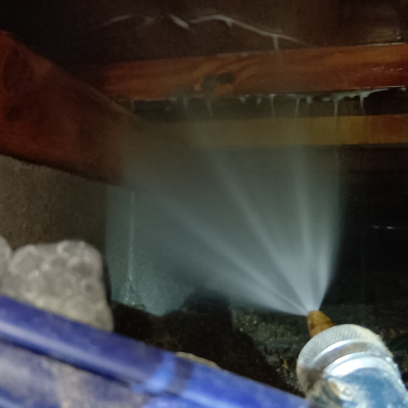 床下木材にシロアリ駆除剤を散布