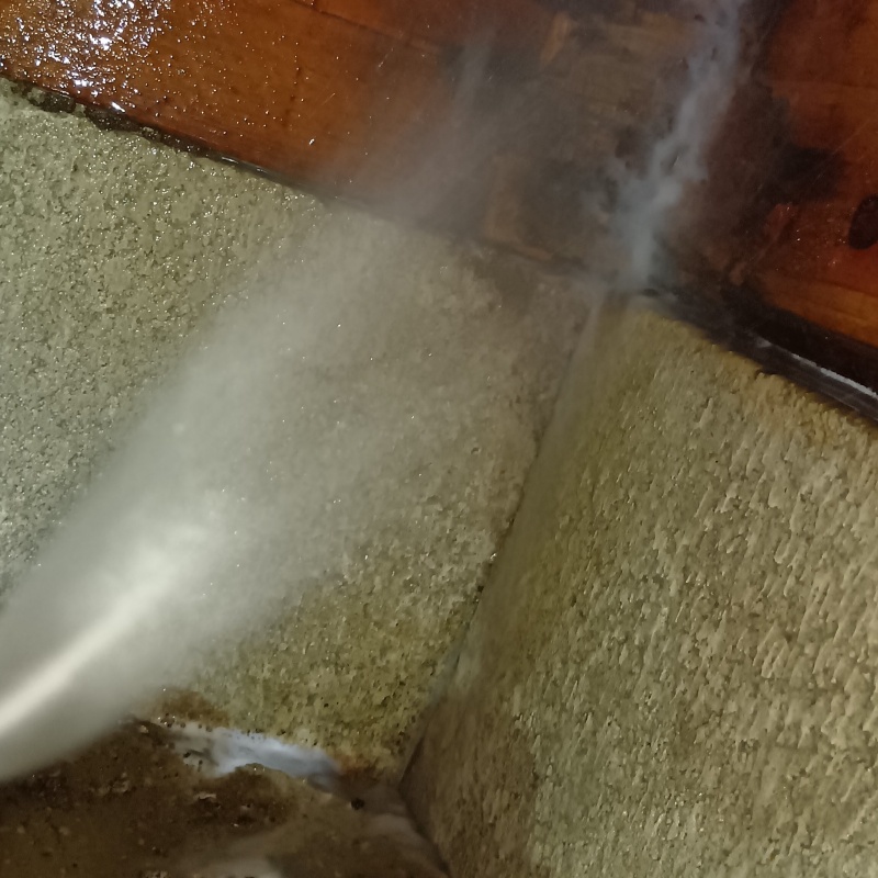 基礎にシロアリ駆除剤を散布