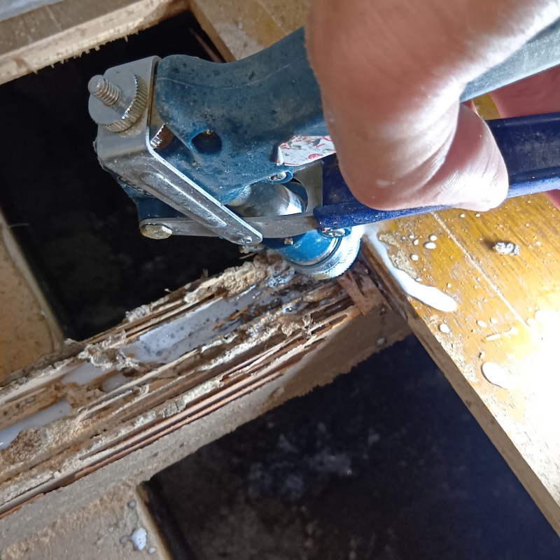 床下木材に穴を開けてシロアリ駆除剤を注入