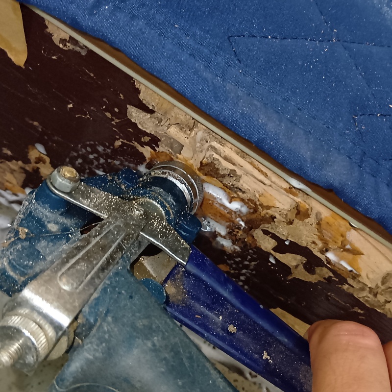 傷んだ木材に穴を開けてシロアリ駆除剤を注入