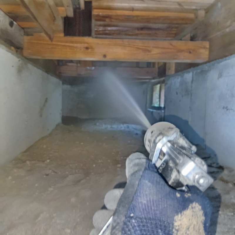 基礎にシロアリ駆除剤を散布する様子