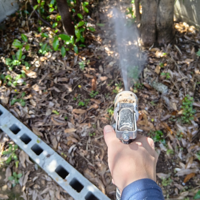 建物外周の土壌にシロアリ駆除剤を散布