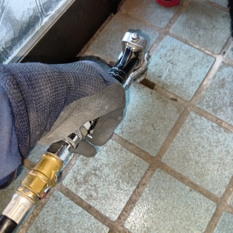 玄関床に穴を開けてシロアリ駆除剤を注入