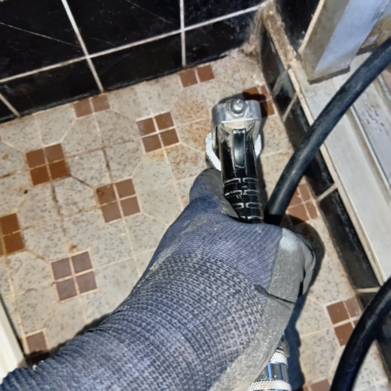 トイレ床に穴を開けてシロアリ駆除剤を注入