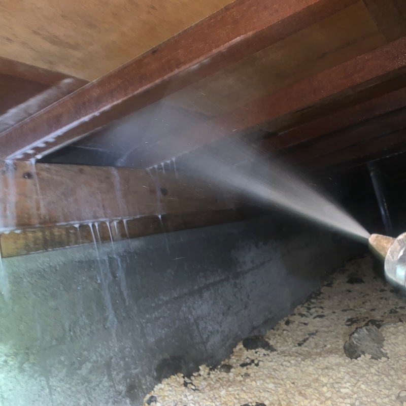 床下木材にシロアリ駆除剤を散布