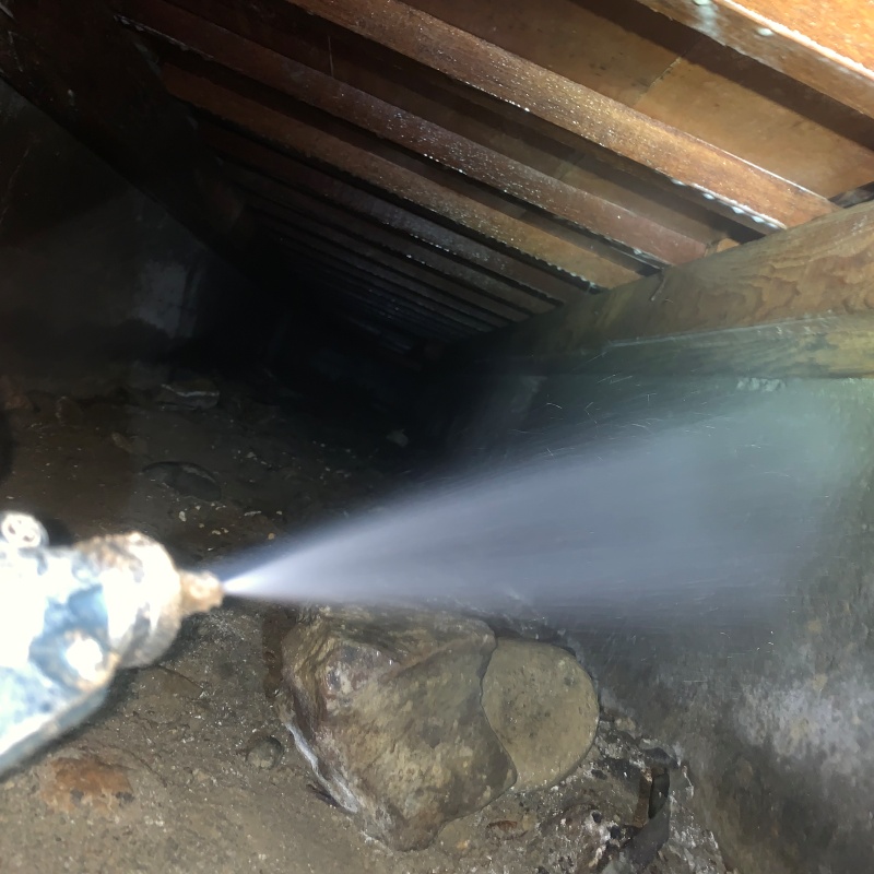 基礎にシロアリ駆除剤を散布