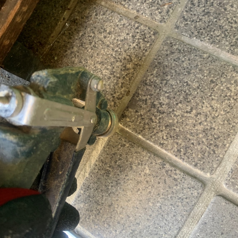 玄関床に穴を開けてシロアリ駆除剤を注入