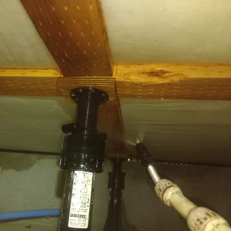 床下木材に防蟻剤を散布