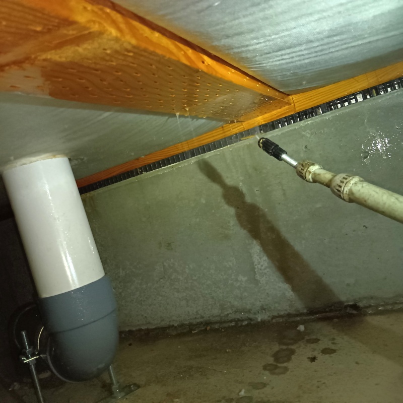 床下断熱材に防蟻剤を散布