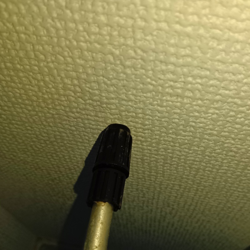 壁材に穴を開けてシロアリ駆除剤を注入