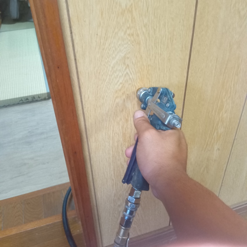 木製の壁材に穴を開けてシロアリ駆除剤を注入