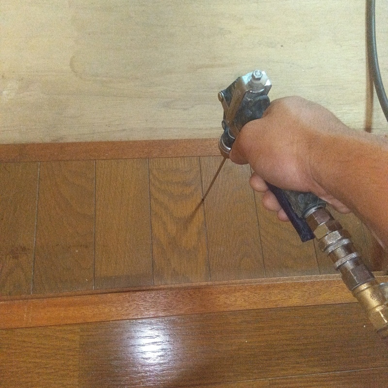 フローリングに穴を開けてシロアリ駆除剤を注入