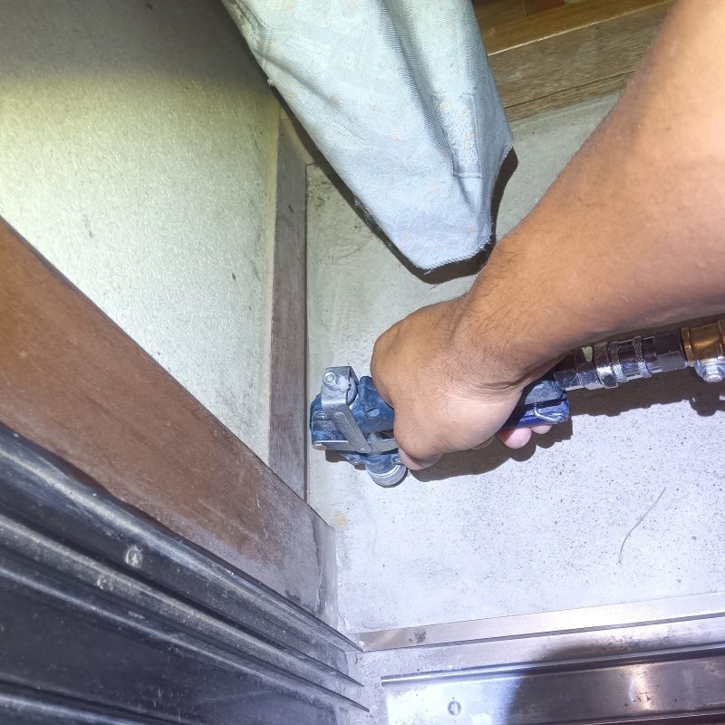 玄関床に穴を開けてシロアリ駆除剤を注入