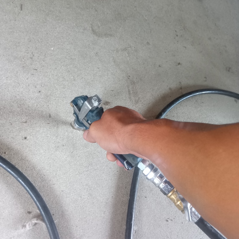 コンクリートに穴を開けてシロアリ駆除剤を注入