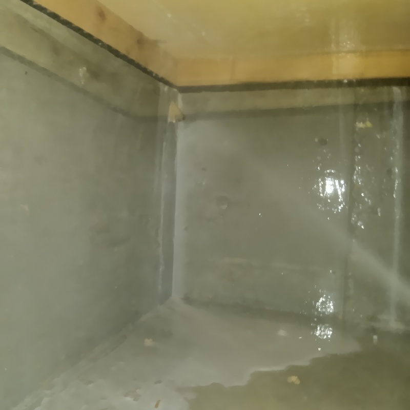 地面・基礎に防蟻剤を吹き付けている様子