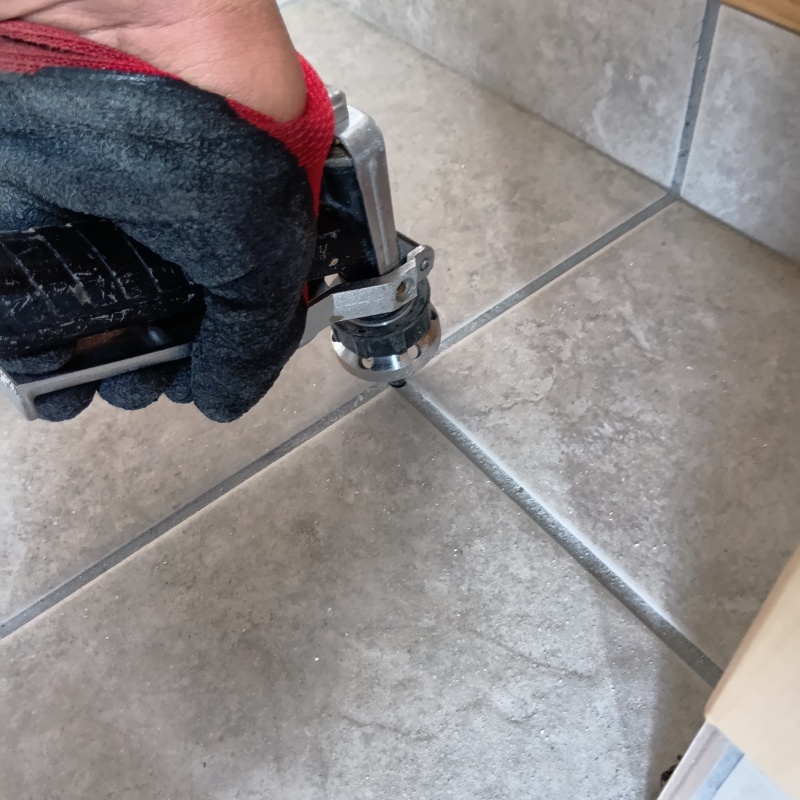 玄関床に穴を開けて防蟻剤を注入