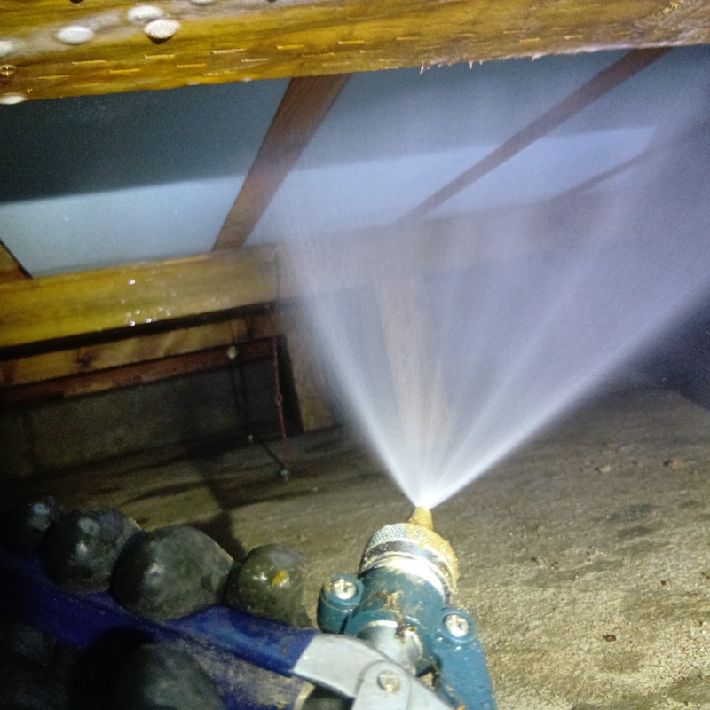 床下断熱材にシロアリ駆除剤を散布