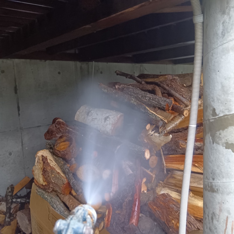 基礎にシロアリ駆除剤を散布