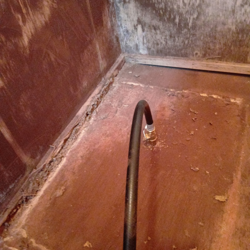 フローリングに穴を開けてシロアリ駆除剤を注入