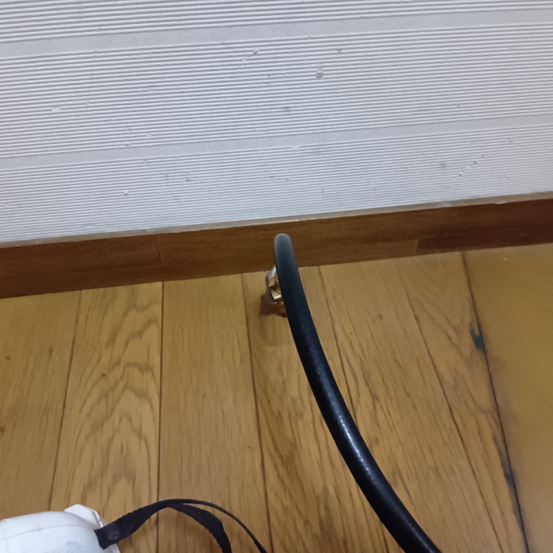 床材に穴を開けてシロアリ駆除剤を注入