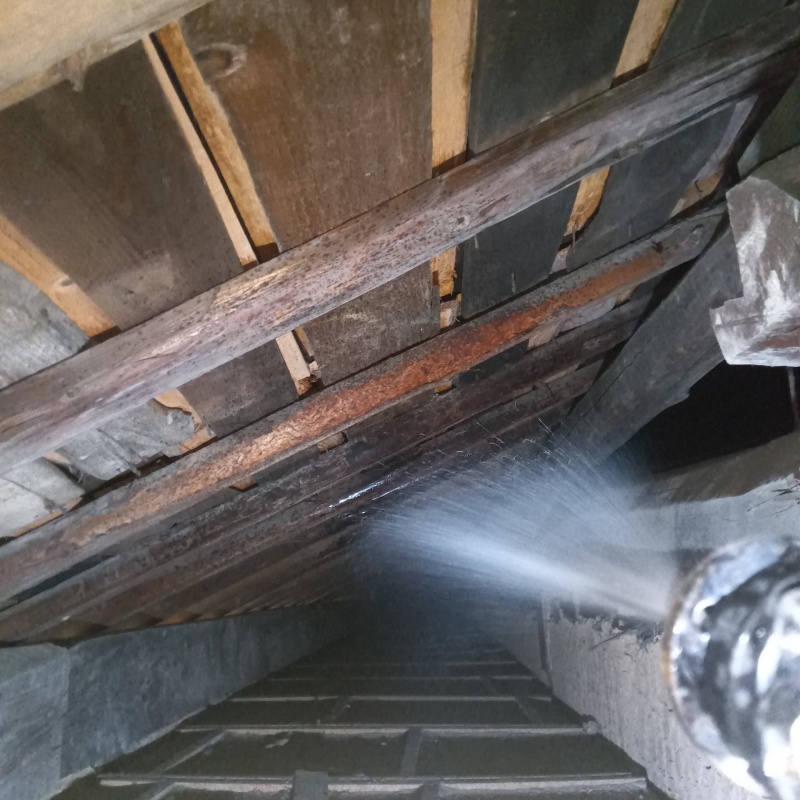 屋根裏の木材にシロアリ駆除剤を散布