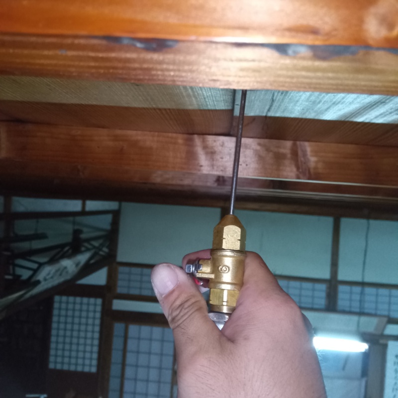 壁に穴を開けてシロアリ駆除剤を注入