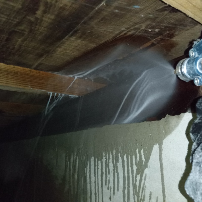 床下木材にシロアリ駆除剤を散布