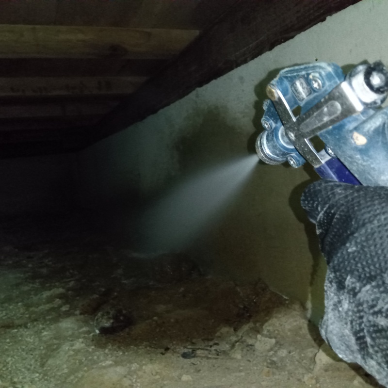 基礎にシロアリ駆除剤を散布