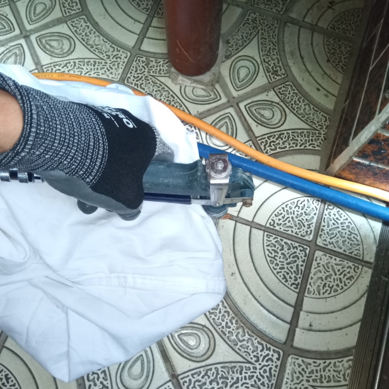 玄関床に穴を開けてシロアリ駆除剤を注入