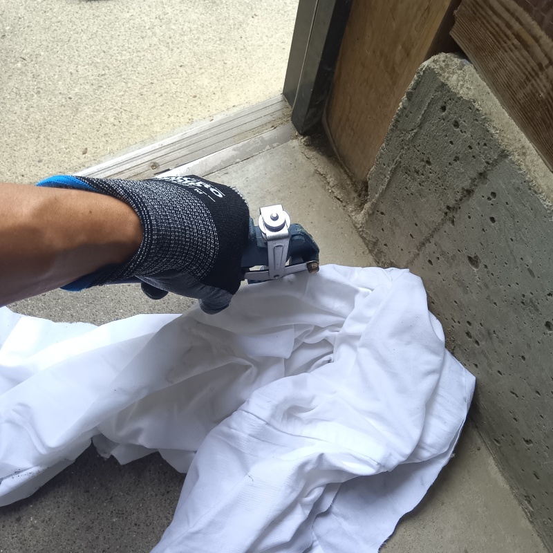 コンクリートに穴を開けてシロアリ駆除剤を注入