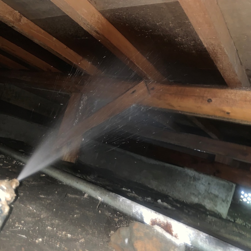 床下木材にシロアリ駆除剤を散布