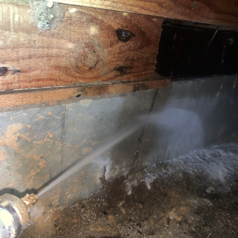 基礎にシロアリ駆除剤を散布