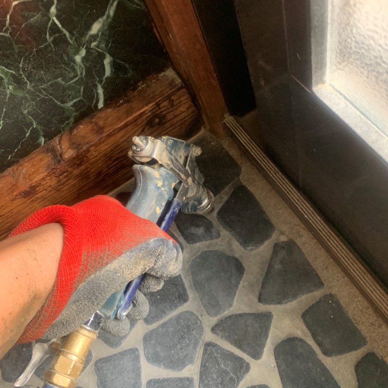 玄関床に穴を開けてシロアリ駆除剤を注入