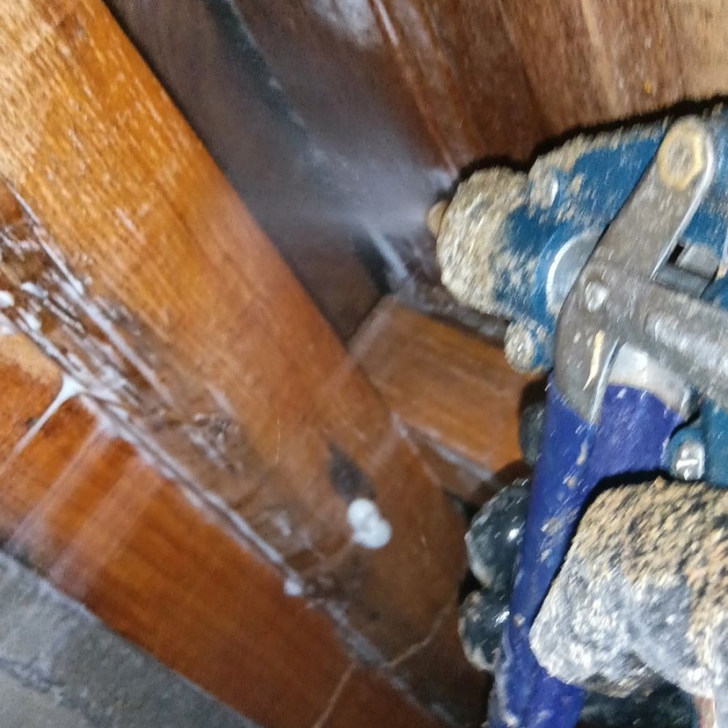 床下木材にシロアリ駆除剤を散布