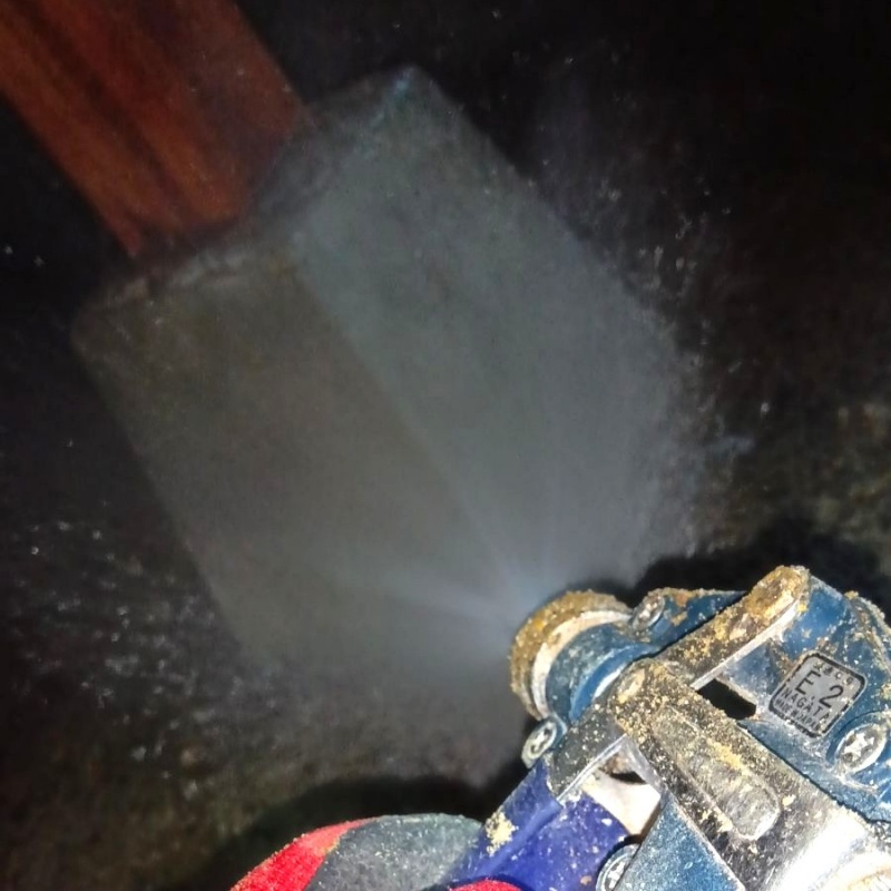 束石まわりにシロアリ駆除剤を散布