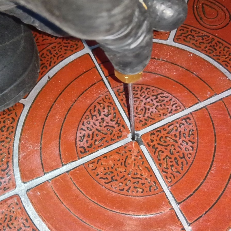 玄関床の目地に穴を開けてシロアリ駆除剤を注入