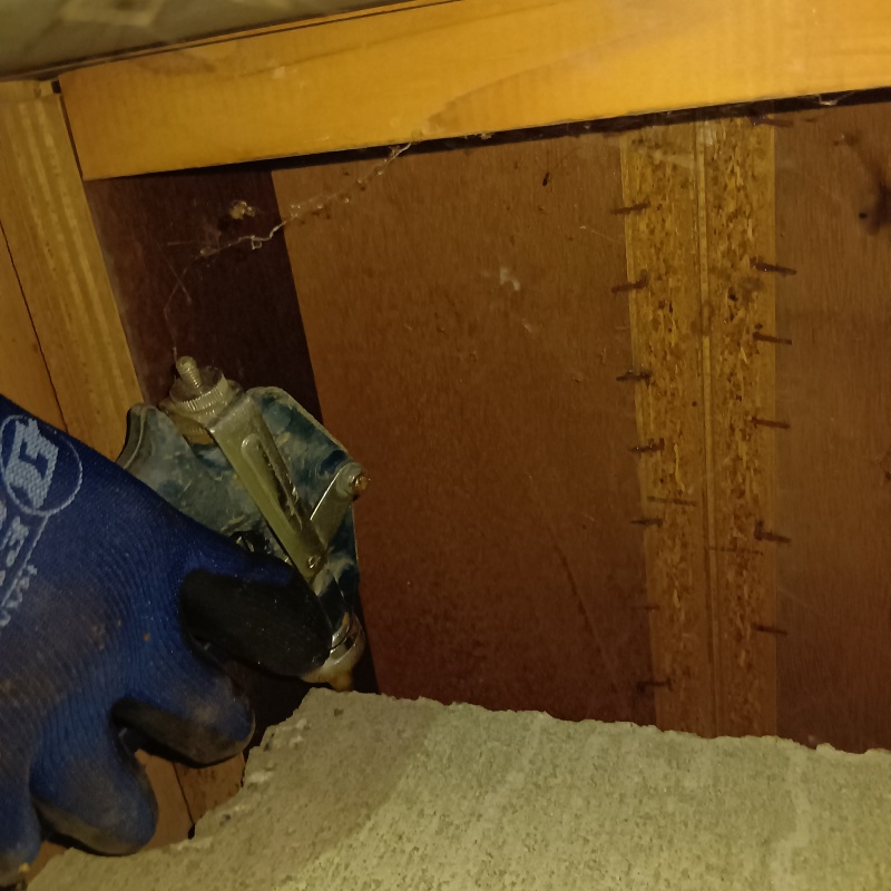 床下木材に防蟻剤を散布