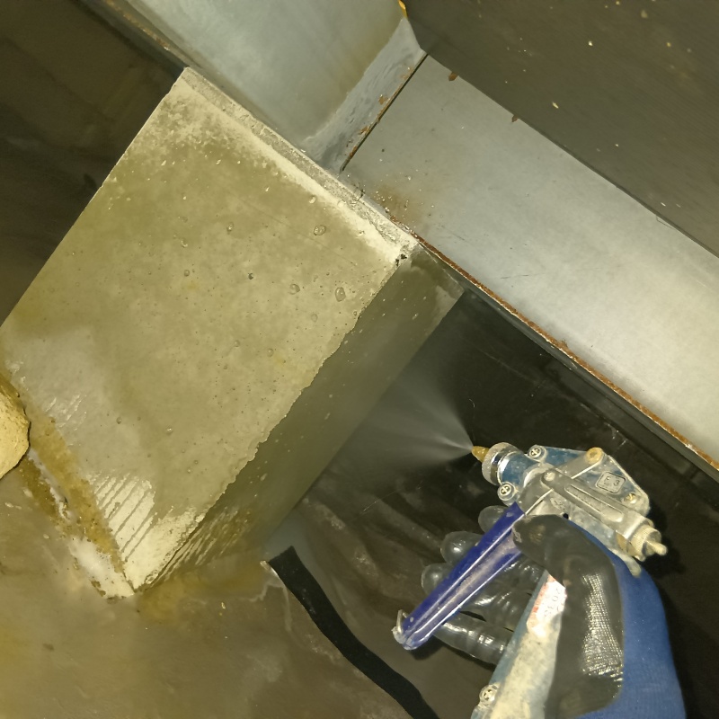 基礎に防蟻剤を散布