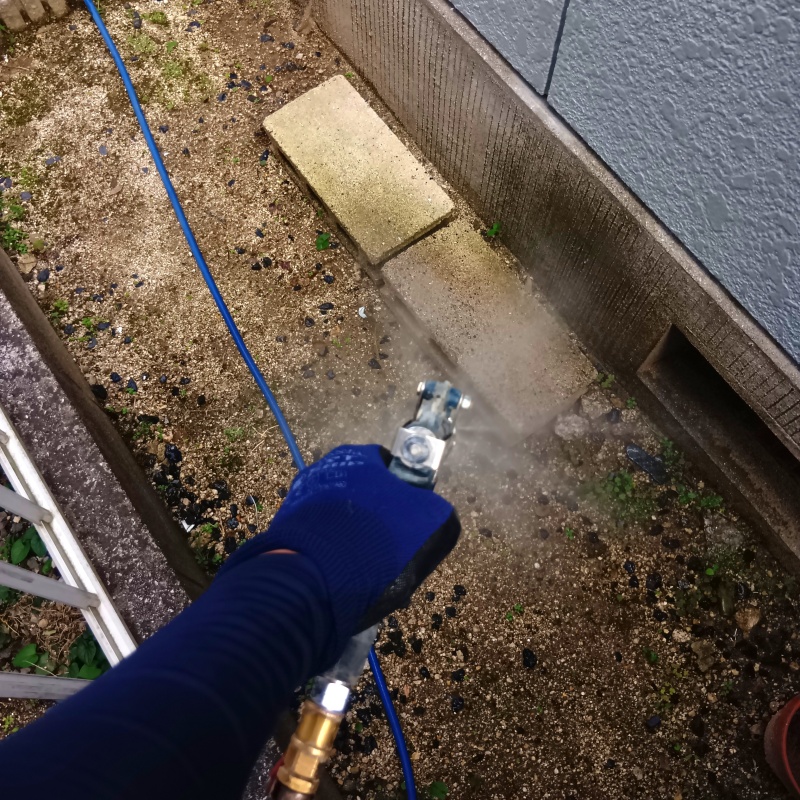 建物外周の土壌に防蟻剤散布