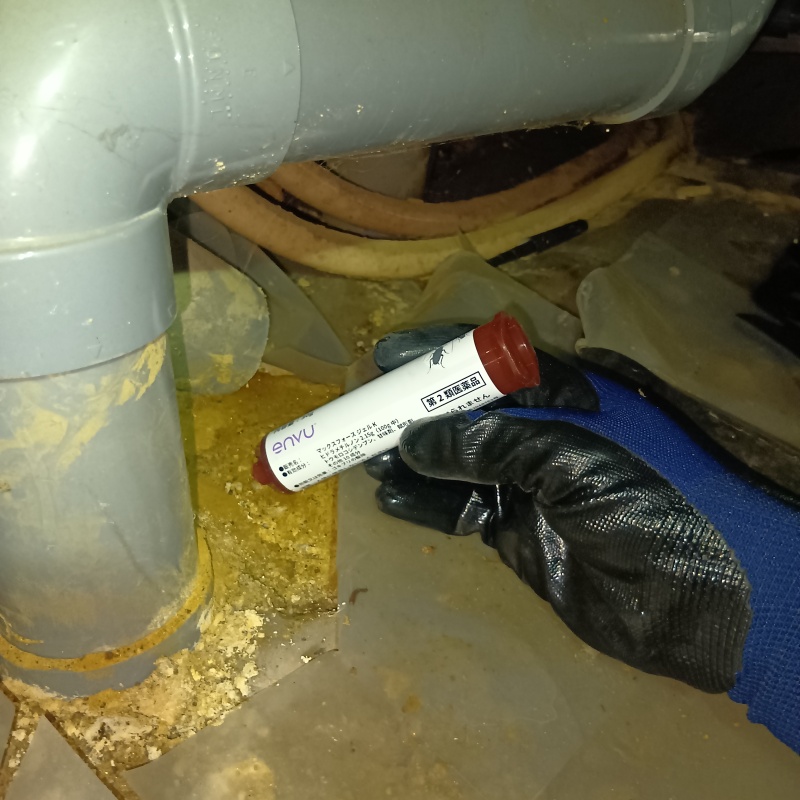 床下にベイト剤を設置