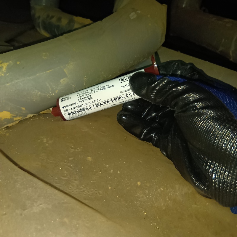 床下にベイト剤を設置