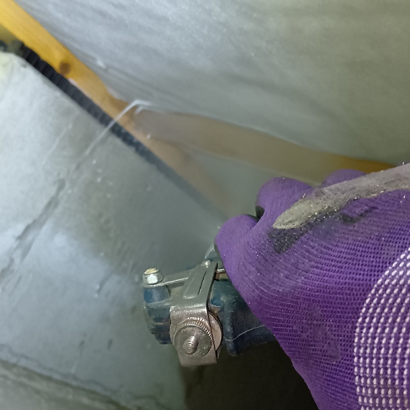 床下木材に防蟻剤を散布