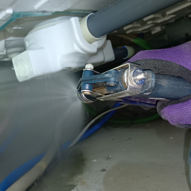 地面・基礎に防蟻剤を散布