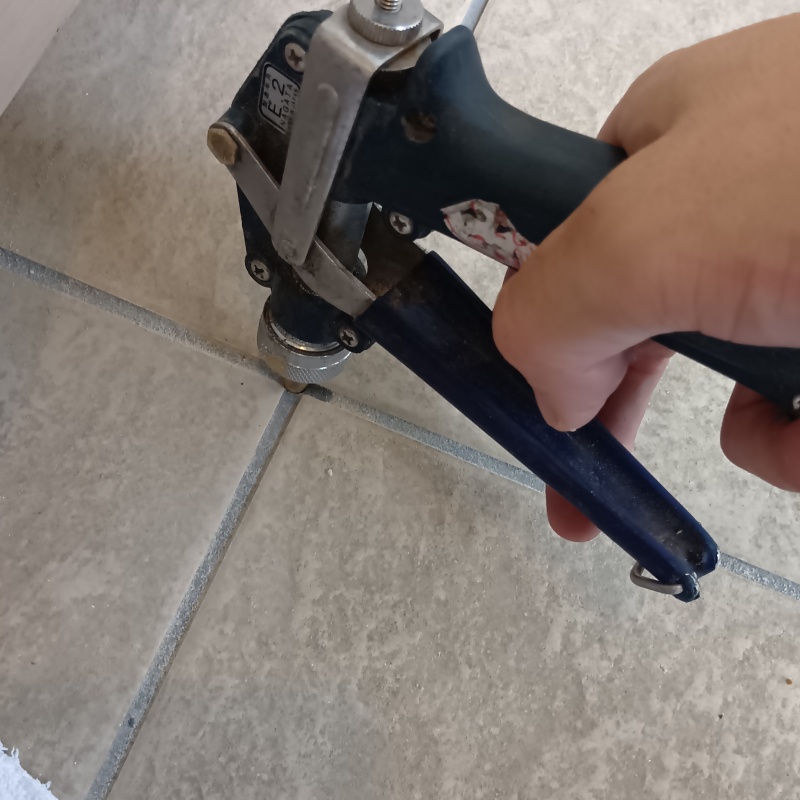 防蟻剤を注入するための穴を開けた様子